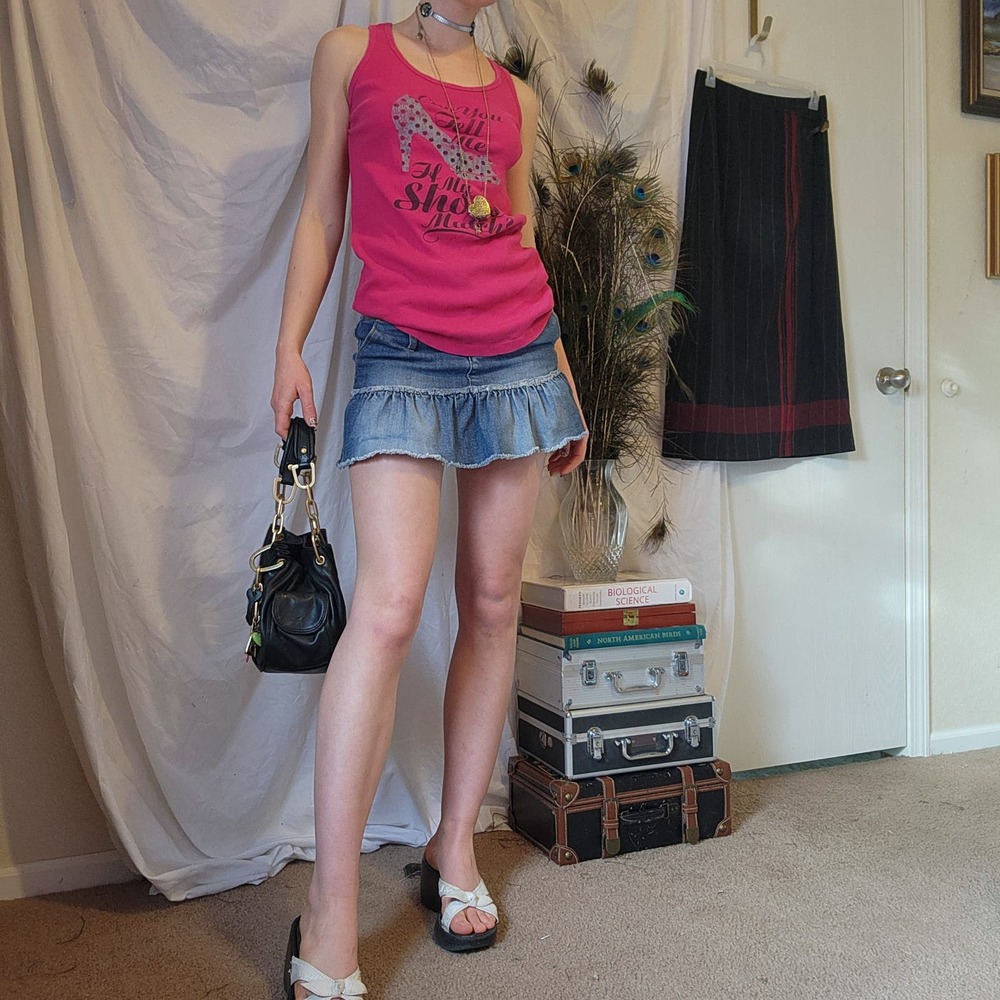 can you tell me if my shoes match? tank